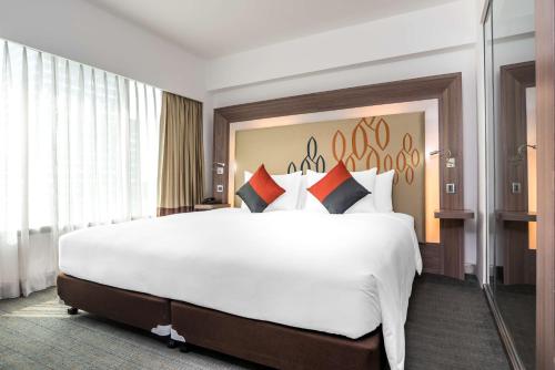 曼谷Hilton Garden Inn Bangkok Silom的一张大白色的床,位于酒店客房内