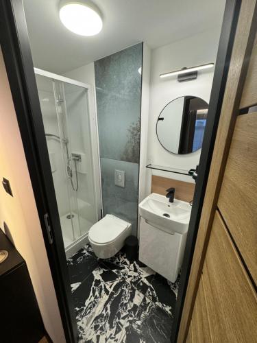 库瑞尼卡慕斯卡Cicha4 Apartments的一间带卫生间和水槽的浴室