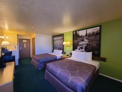 弗纳尔Horizon Hotel的酒店客房设有两张床,墙上挂着一张照片。