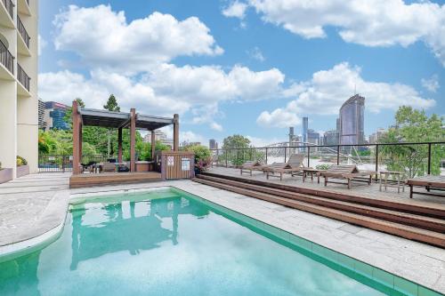 布里斯班River Plaza Apartments Brisbane的一座享有城市美景的建筑中的游泳池