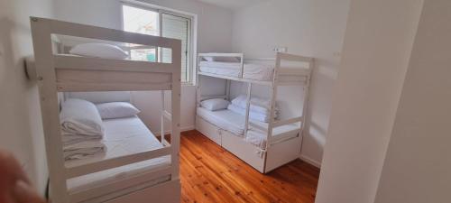 波尔图Owls Hostel Ribeiro的一间客房内设有四张双层床的房间