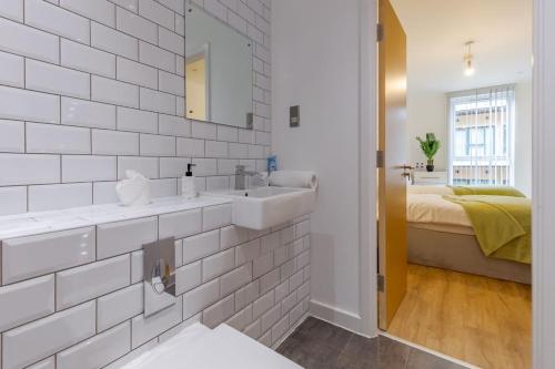 伯明翰Comfy • Quiet • Your Other Home的白色的浴室设有水槽和一张床