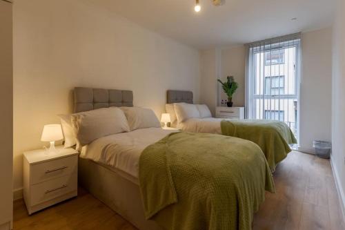 伯明翰Comfy • Quiet • Your Other Home的一间卧室设有两张床和窗户。