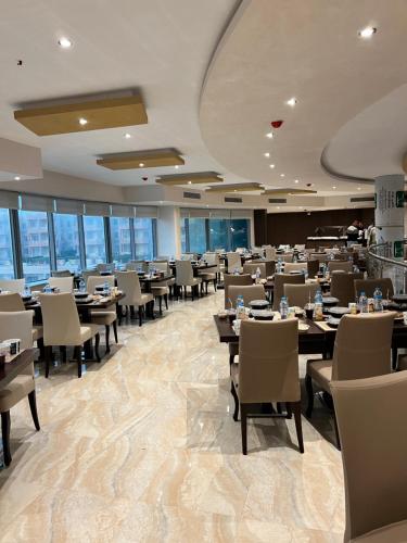 拉斯苏德尔Nozha Beach - Ras Sudr的用餐室设有桌椅和窗户。