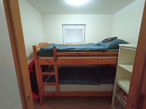 卡鲁扎Kamenec chata Thermal的一间小卧室,内设一张双层床