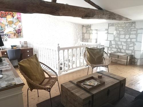 桑特La Demeure des Artistes - Quartier historique的客厅配有两把椅子和一张茶几