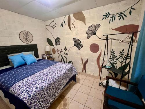 圣安娜Apartamento Américo!的一间卧室设有床铺和植物墙
