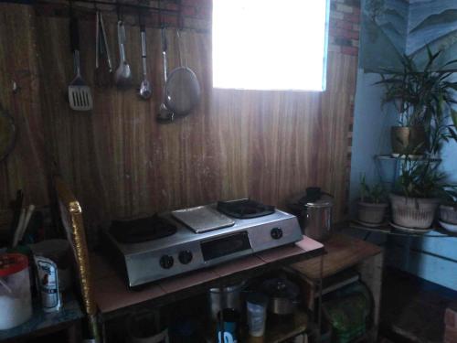 碧瑶ARSIAM Transient Room的厨房配有餐桌上的炉灶