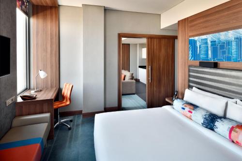 利雅德利雅得雅乐轩酒店的配有一张床和一张书桌的酒店客房
