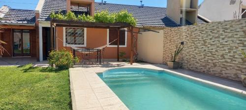 岑特纳里奥Casa Girasoles的一座房子旁的院子内的游泳池