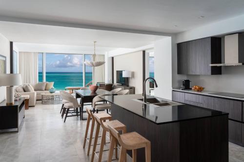 普罗维登西亚莱斯岛The Ritz-Carlton Residences, Turks & Caicos的厨房和客厅,享有海景