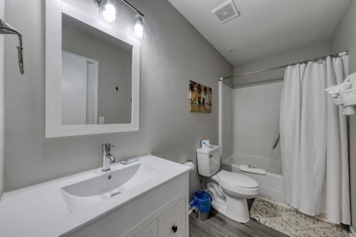 默特尔比奇1408 Perrin Dr, Unit A - Ocean Walk Sleeps 8的白色的浴室设有水槽和卫生间。