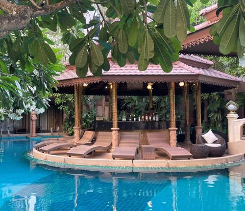 芭东海滩Quality Beach Resorts and Spa Patong的毗邻度假酒店的带凉亭的游泳池