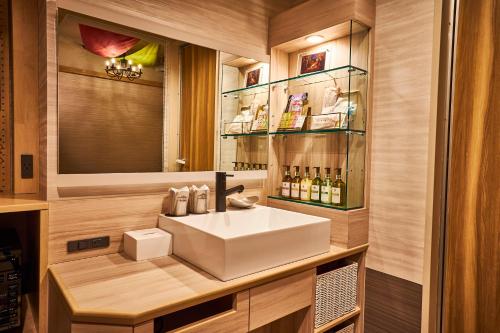 东京Hotel BaliAn Resort Shinjuku Glamping的浴室设有白色水槽和镜子