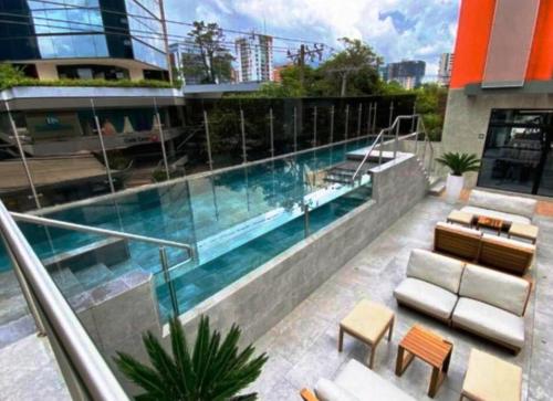 危地马拉Luxury Penthouse Guatemala zona 10的建筑物一侧的游泳池