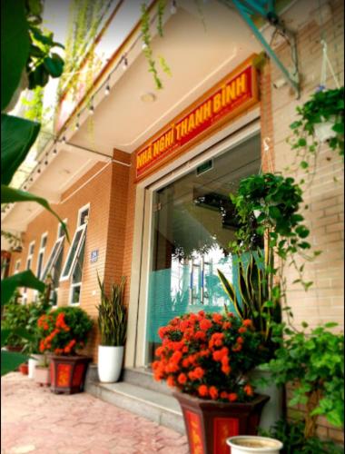 Ngô XaNhà nghỉ Thanh Bình的窗户前有鲜花的商店