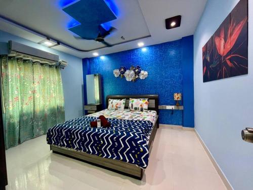 海得拉巴Beautiful 2bhk near Begumpet的一间卧室配有斑马图案床和蓝色的墙壁