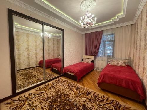 巴库Green Garden Shuvelan的一间卧室配有两张床和镜子
