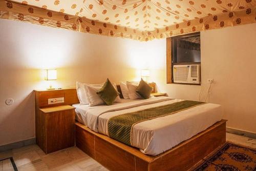 山姆Jaisalmer Unique Desert Camp的一间卧室,卧室内配有一张大床