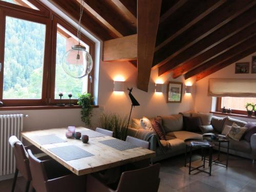 普雷圣迪迪埃阿尔卑斯乡村公寓式酒店的客厅配有沙发和桌子