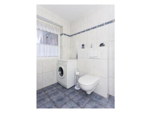 贝塞尔Friesengold Modern retreat的白色的浴室设有卫生间和洗衣机。