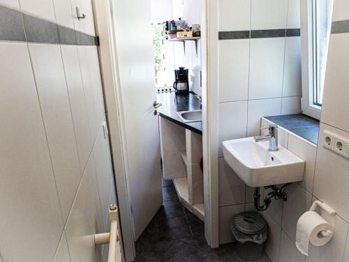 博尔库姆Borkum Freedom 1的一间带水槽和镜子的小浴室