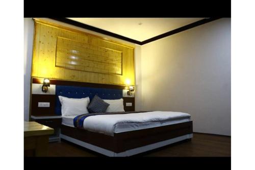 洪达尔The Hunder Eco Villa的一间卧室配有一张蓝色床头板的床