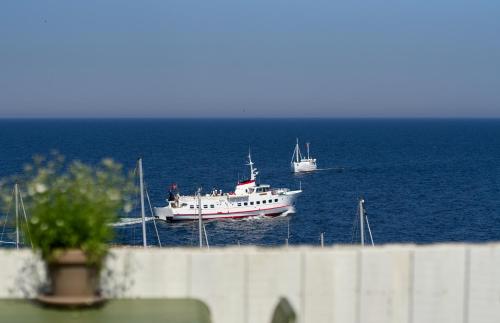 古兹耶姆Hotel Klippen的两艘船漂浮在海洋的水面上