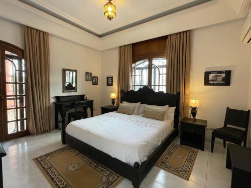 卡萨布兰卡达尔塔拉酒店的卧室配有床、书桌和钢琴