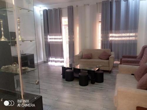 基加利Remera的客厅配有沙发和桌子