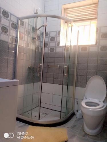 基加利Remera的带淋浴和卫生间的浴室