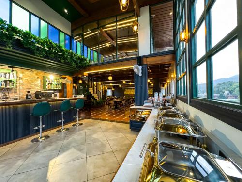 瑞诗凯诗Green View by Green Tree Hotels的一间设有一排水槽的餐厅和一间酒吧