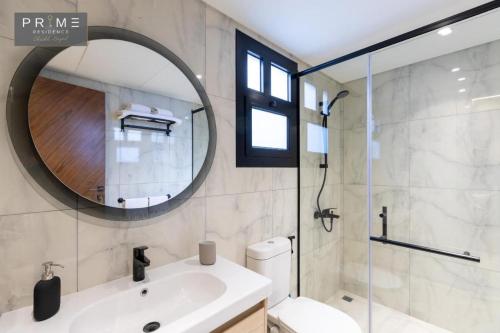 索哈尔Sohar Hotel - فندق صحار的一间带水槽、镜子和卫生间的浴室