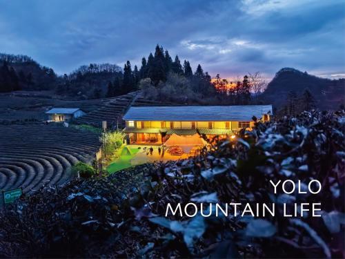 张家界Zhangjiajie YOLO Resort--Within Zhangjiajie National Forest Park的晚上可欣赏到山区生活餐厅的景色