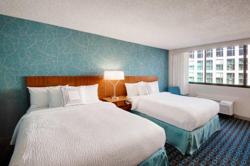 夏洛特夏洛特住宅区菲尔菲尔德旅馆加套房酒店的酒店客房设有两张床和窗户。