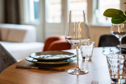 兹沃勒Luxe Appartement nabij centrum的木桌旁的一杯葡萄酒