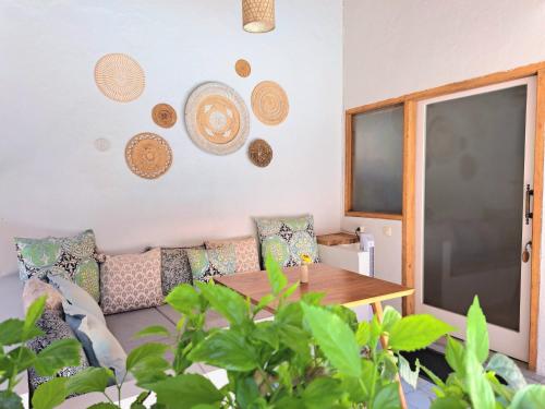 吉利特拉旺安Eden Eco Resort的客厅配有沙发和桌子