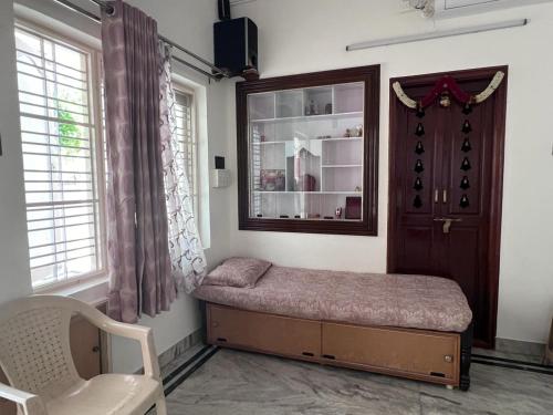班加罗尔2BHK with parking & ample space的配有床、镜子和椅子的房间