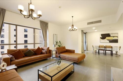 迪拜Livbnb- Homely 3+1 in Heart of JBR, Close to Beach的带沙发的客厅和用餐室