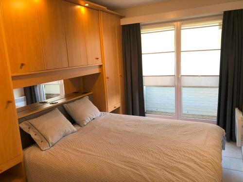 伊特博尔德Seastar的一间卧室设有一张床和一个大窗户