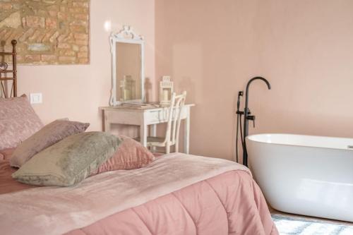 维科皮萨诺Casa Serena的一间卧室配有一张床和浴缸