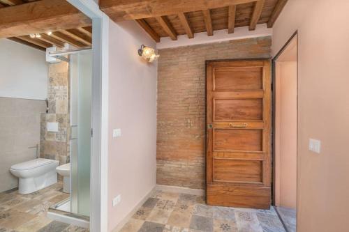 维科皮萨诺Casa Serena的一间带木门和卫生间的浴室
