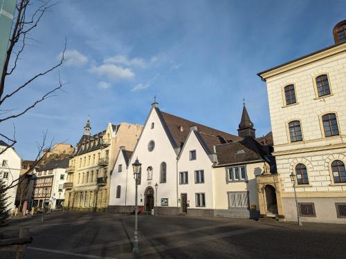 科布伦茨Rhein Charme Studios: Gemütlichkeit, Style & Geschichte bei Katrin und Familie的城市街道上的一群建筑