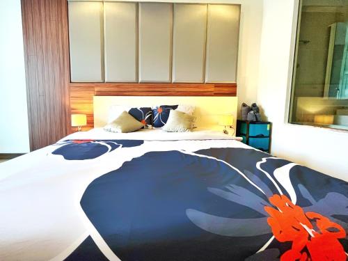 清迈The Astra cozy living suite的一间卧室配有一张大床和蝴蝶毯子