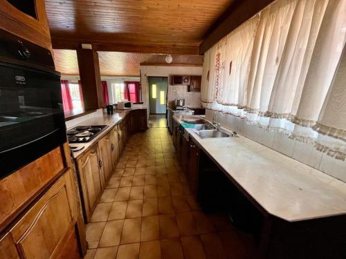 BrakpanKharimbi Camp House的一个带木制橱柜和柜台的大厨房