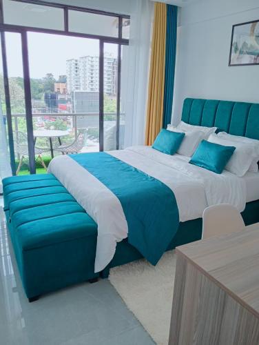 内罗毕Wanderstay kenya的一间卧室配有一张大床和一张蓝色的沙发