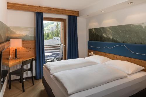 卡奇山口卡奇山法肯斯特诺俱乐部酒店的一间卧室配有一张床、一张桌子和一张桌子