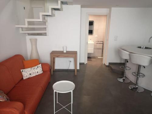 卡萨拉诺loft corte pisanelli的客厅配有红色沙发和水槽
