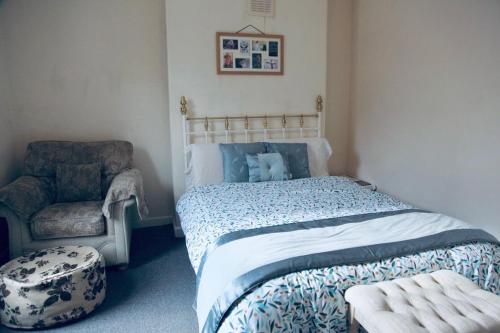 HunsletPEACEFULLY AND CENTRALLY LOCATED DOUBLE BEDROOM的一间卧室配有一张床和一把椅子