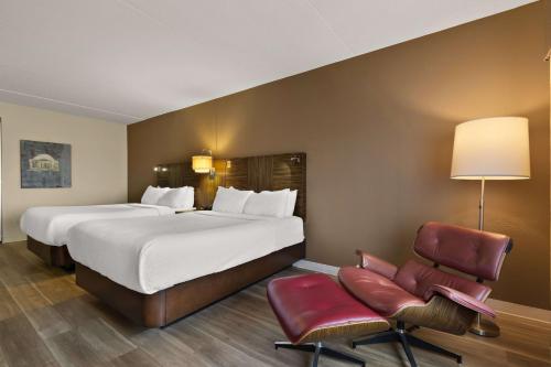 哈里斯堡哈里斯堡华美达酒店的酒店客房,配有两张床和椅子